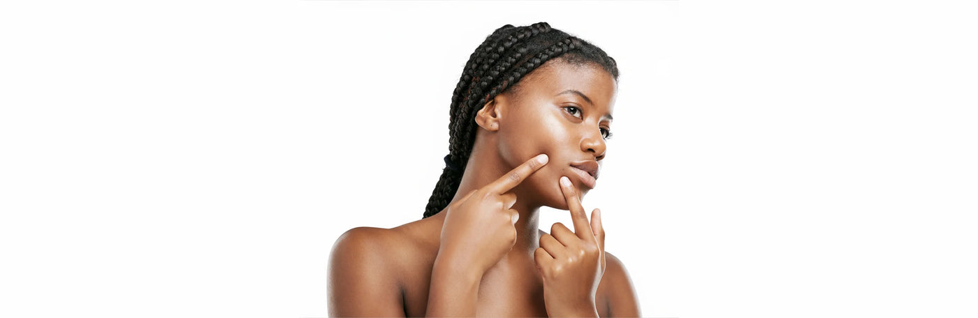 Femme appliquant le baume